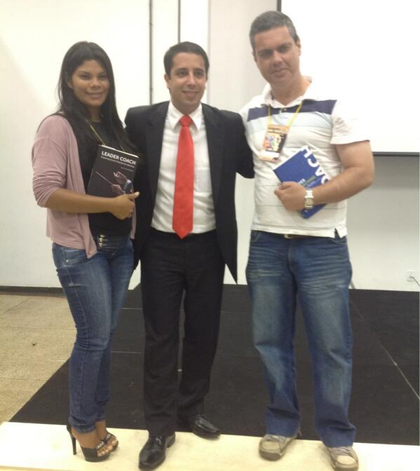 AMEAP_'s tweet image. Palestrante motivacional Fernando Rosa presenteia participantes do Seminario com livros de coach.