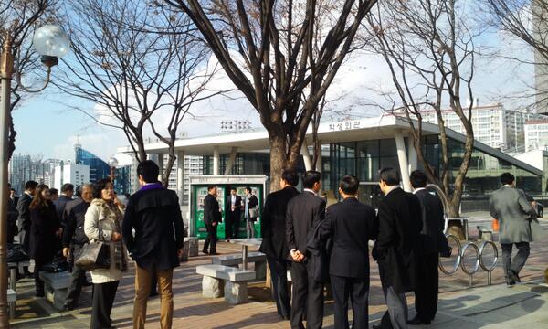 smallssu's tweet photo. 2014학년도 전기졸업 야외촬영을 하고 있습니다. 어제까지 미세먼지가 심했으나, 오늘은 날씨가 참 좋습니다. http://t.co/gR4a4yKqUu