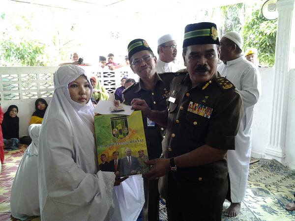 Adenan_Capri's tweet photo. RT @QilaRela: Nor fazurin erina bt joni menerima cenderahati dari Yg Bhg Dato @KP_RELA @relamalaysia http://t.co/GgxsaG9DbZ