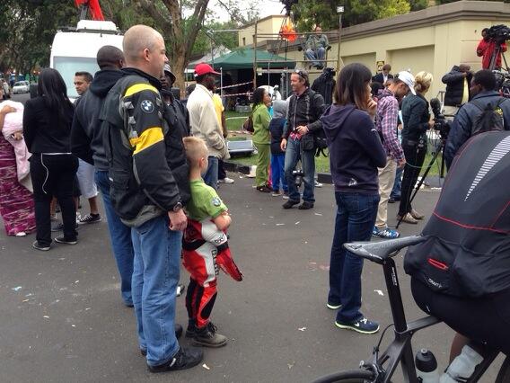 alexeliseev's tweet photo. #Mandela Photo A father sharing an important lesson with his son http://t.co/acDNV3Hndy
