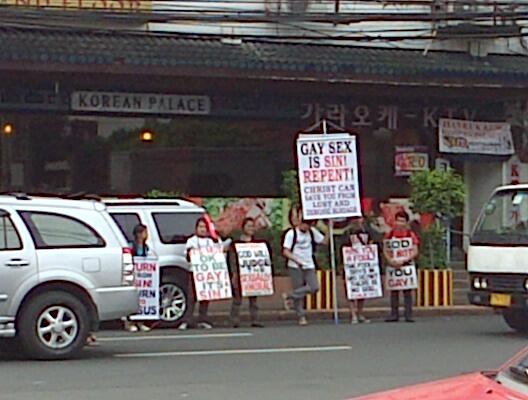 andreskris's tweet image. It's more fun with the fundies following us around! #MetroManilaPride #StrengthInColors