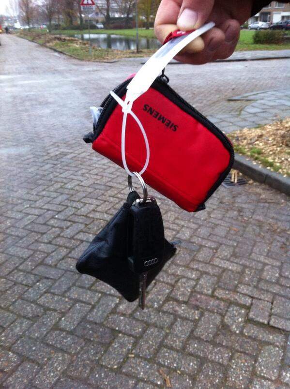 renevdbos's tweet image. Deze sleutels zijn vanmorgen gevonden thv rivierdijk 214. Politie weet waar sleutels zijn. #sliedrecht