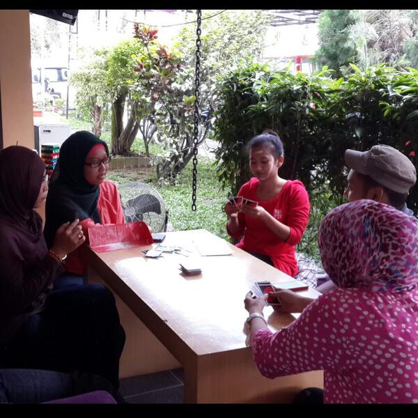 LCheeseFactory's tweet image. Ok cheeselover yg satu ini udah kalah main UNO  berapa kali ya? Lumayan hemat bedak tuh @InelChunel #oksip