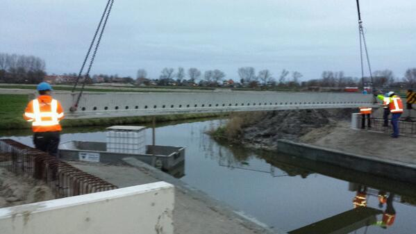 Liggers plaatsen op 2 bruggen in Volendam.