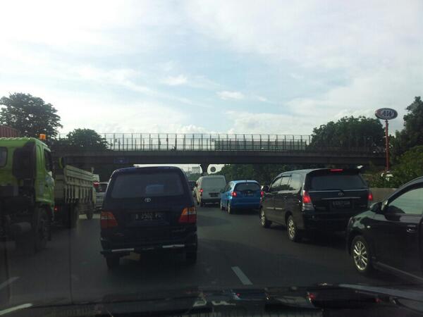 .. <a href="/TMCPoldaMetro/">TMC Polda Metro Jaya</a>  tol cikampek km 18 arah ke jakarta padat