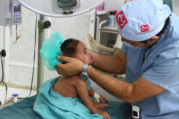 Yemen ekibimiz  53 ameliyat, 170 muayene yaparak Türkiye'ye döndü..Gulumse yaz 6612'ye yolla, projeye 5 TL bağışla.