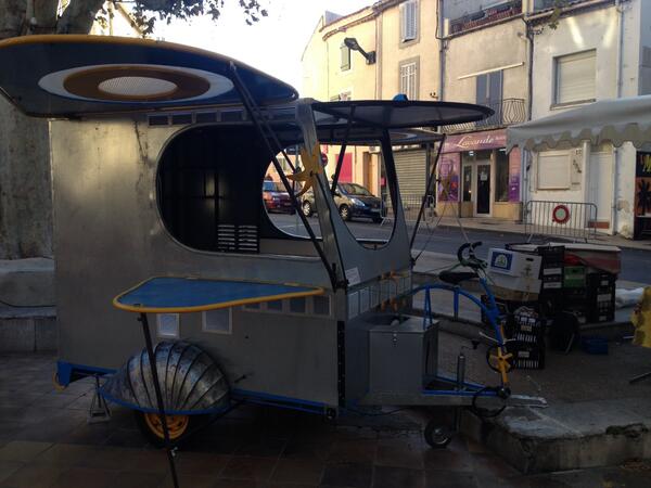 La carriole a déployée ses ailes la dégustation de SaucIstres peut commencer.www.lasaucistres.com