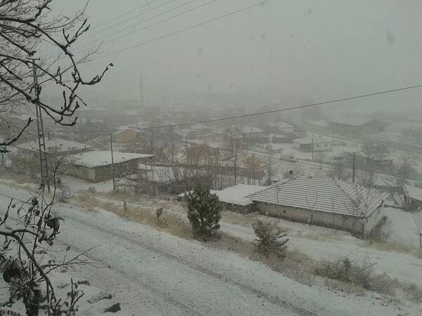 caparkay18's tweet photo. Çankırımıza yılın ilk KAR düştü MaşAllah http://t.co/iZmElJzdqV