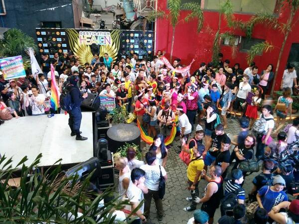 TWkLGBTQ's tweet image. Colorful display of the Metro Manila LGBT Community after the March.

#StrengthInColors

(That's me in the stage)