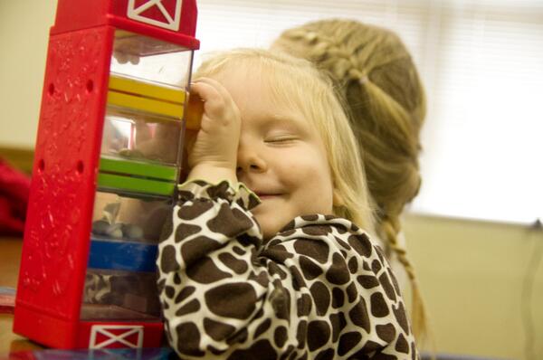 HelpPortraitIC's tweet image. We&apos;ve got toys for the kids to keep them entertained. Feel free to come get some free family Christmas photos.