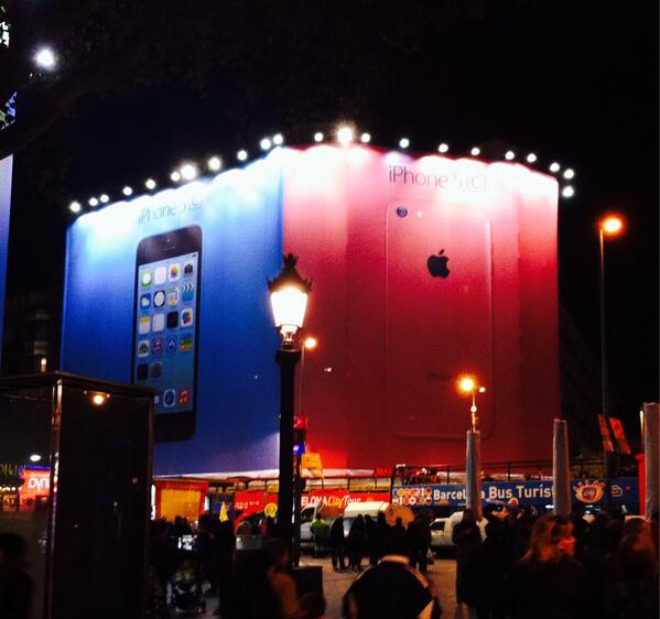 TheodoraTilney's tweet photo. @Tilneys - the largest Apple advert ever? #apple #Barcelona http://t.co/NNdjYxUws9