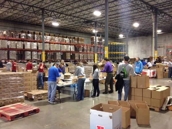 ChrisWHall's tweet photo. SaturDay of Service volunteers getting after it @GleanersFBIndy @IndSportsCorp @bigtenconf @BigTenNetwork http://t.co/9tV756SzDr