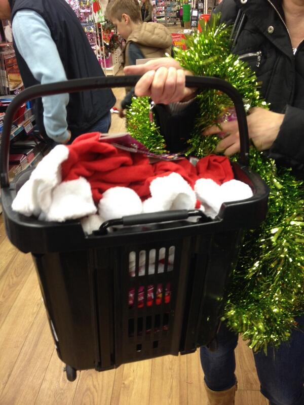 ConductorJD's tweet photo. Hmmmm 30 Santa hats for tonight's gig..... #gettingFunnyLooks http://t.co/pvcyVxZ4WK
