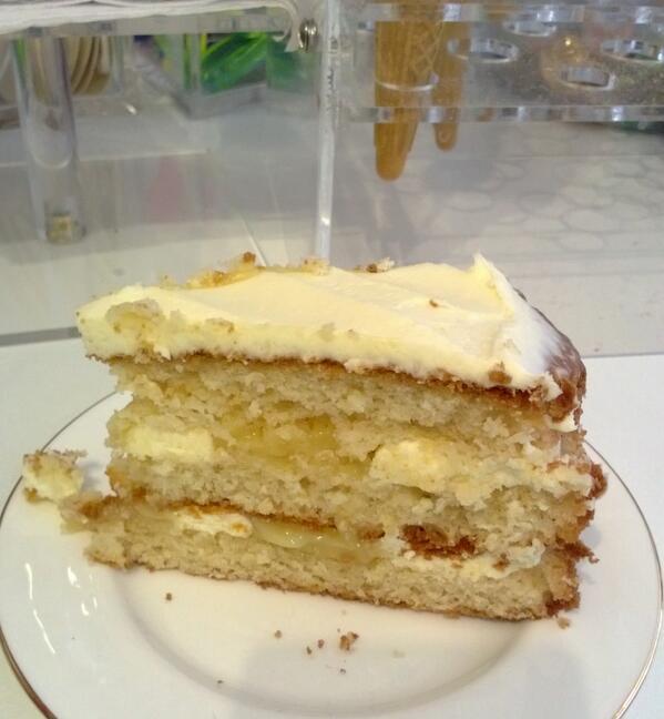 Scoopy_Doos's tweet photo. More cakes! Lemon cake this time - choc fudge and carrot also available http://t.co/G1Kme35XU0