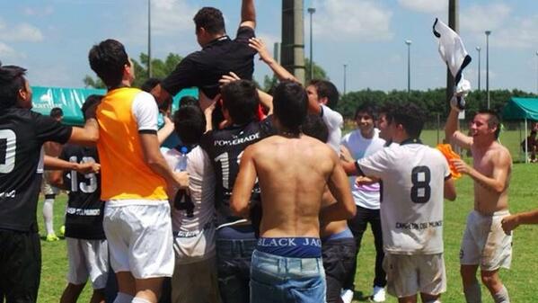 "Que de la mano de Tiozzo toda la vuelta vamos a dar"cantaban los jugadores a su entrenador #somosgrandesdesdechicos