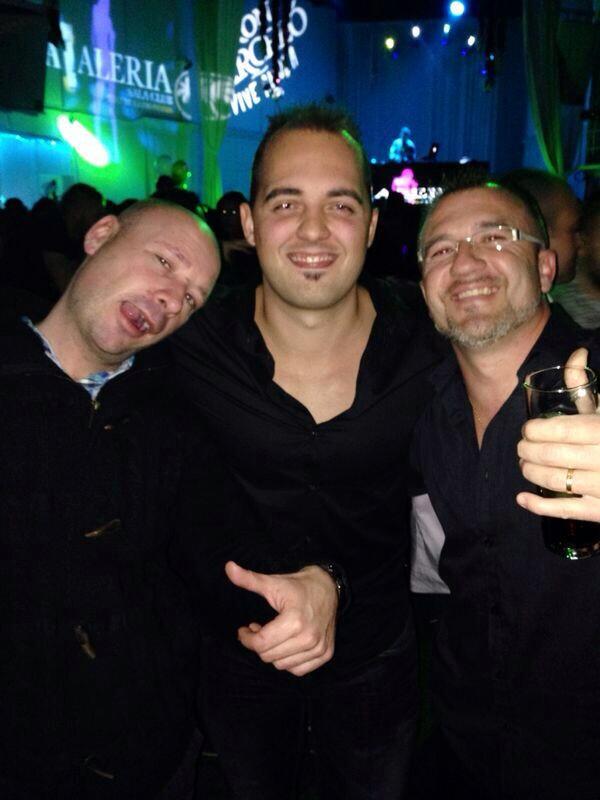 80Luque's tweet photo. Eso es celebrar un cumpleaños http://t.co/10wC25HY4N