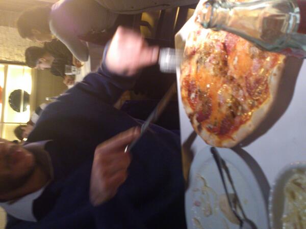 Stefilag's tweet photo. De cena con el nene! @Juansobla http://t.co/DXmWwB0GqI