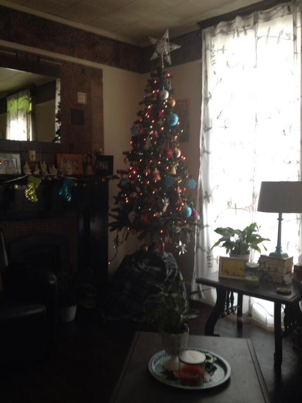 RebeccaWells's tweet photo. I love Christmas and sitting by the tree!! http://t.co/sHSM5SOgid