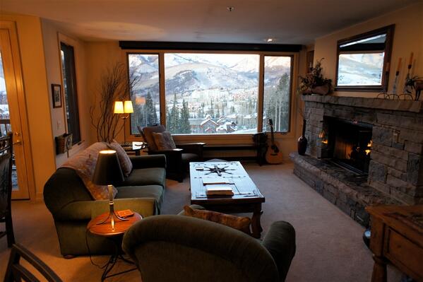 Telluride_Home's tweet photo. #Telluride, #Lorian 12 has sweeping mountain views and is a short walk to #Double Cabin ski run. This 2.5 bedroom is… http://t.co/jelyBnG8DE