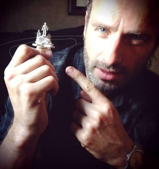 DeadSeriousTWD's tweet photo. Andrew Lincoln why are you so hot? Always the married men!!! #AndrewLincolnNeedsToGetTwitter http://t.co/0B0eMFjnOg