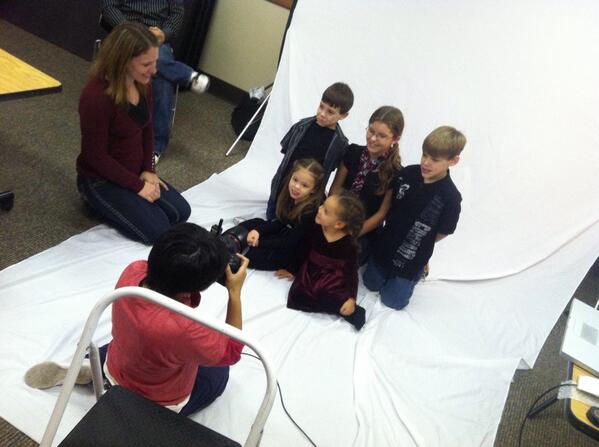 FBSaunders's tweet image. Photography group says they&apos;ve taken more than 400 free family photos today. Story at 10. #kcrg