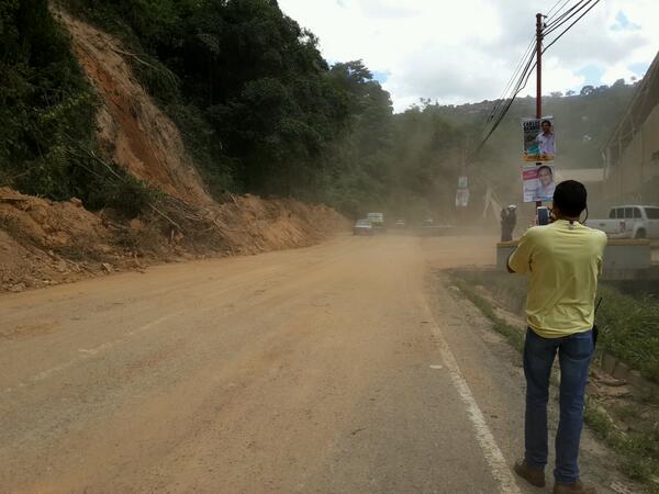 Hoy mismo se rehabilitó la via Petare Guarenas a la altura de Sector el Chorrito