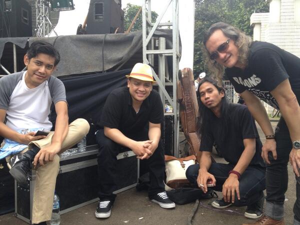 Anak Laki atw Perempuan Nair ? "@nairdrum: "<a href="/BebenJazz/">Pencari Hakekat</a>: Foto bareng dg <a href="/Donny_Piano/">donny prasetyo</a> <a href="/iwanazzahra/">IwanAzzahra</a> di belakang stage "