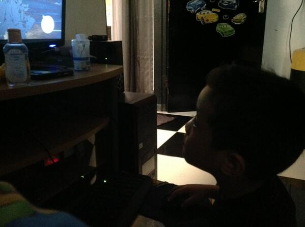 Menikmati dan menghabiskan waktu bareng anak lanang...maen game..