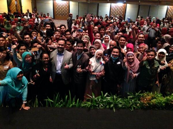 ipphoright's tweet photo. Di sela-sela seminar #17hal bersama Pak @aryginanjar165 dan ratusan peserta. Pose siapa nih yang paling heboh ? http://t.co/hjHilBzVZs