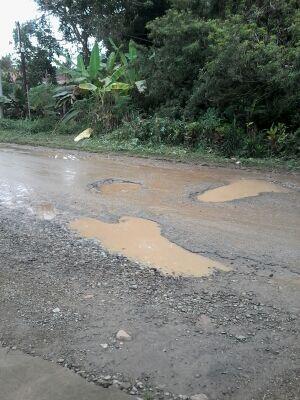 haluanharian's tweet photo. RT @efwilza: Salah satu bagian jalan raya #Talawi #Sawahlunto setelah hujan. http://t.co/yRPPNV7h7z