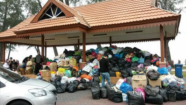 IEDA303's tweet photo. RT@nazihahw Barang2 sumbangan warga Terengganu yg di kumpul utk mangsa banjir @KP_RELA @Zahid_Hamidi @relamalaysia http://t.co/WFo00wLJ3i
