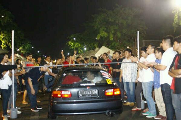 Nih mobil anggota baru, langsung dapat orientasi tumpek blek di carlimbo stance meet flush..