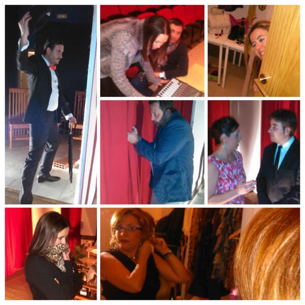 TretasyArtimaas's tweet photo. Así se preparan Tretas y Artimañas unos minutos antes de salir a escena #Phototastic http://t.co/GNCzln8fn2