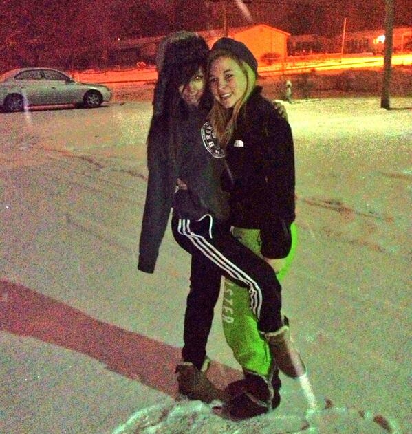 taylenz's tweet image. More snow babyy😊❄⛄🌲🙈