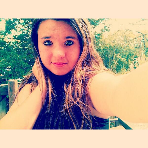 trustlcss's tweet image. "@seducticn: Quote RT this with a RL picture. Whoever RTs it thinks your beautiful." No one RT