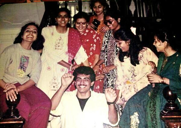 a smiling ajith...this is a pic none of you have seen...:-) the shoot of my film 'Paasa Malargal' ...20 years back..