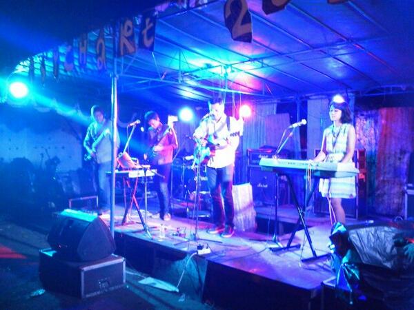 Psychart2013's tweet photo. Finally, Jalan Pulang as our final act for #Psychart2013 #batastanpabatas. Have a good time, people? http://t.co/opAjKoDW6O