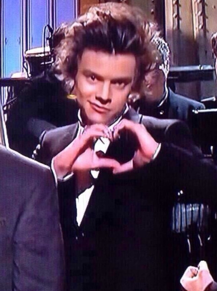 Harry anoche haciendo un corazón en SNL.
