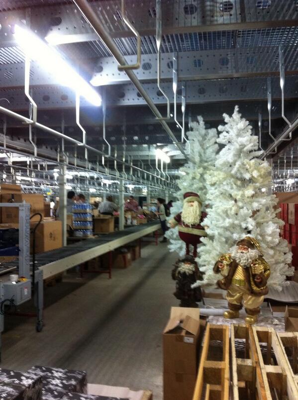 Sterrenfonds's tweet photo. #Kerst hoekje voor de feestvreugde! 150 pakketten klaar, nog .... @KerstvoorKids @fransbauer_  @JohnBeerens http://t.co/K8TM71Tp91