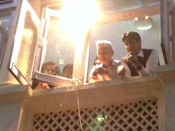 Sonal_MK's tweet photo. ITS AN ABSOLUTE PARTYYYYY AT #AAP HQ... #AAPMagic and @shaziailmi still smiles http://t.co/rhJfKF7AQn