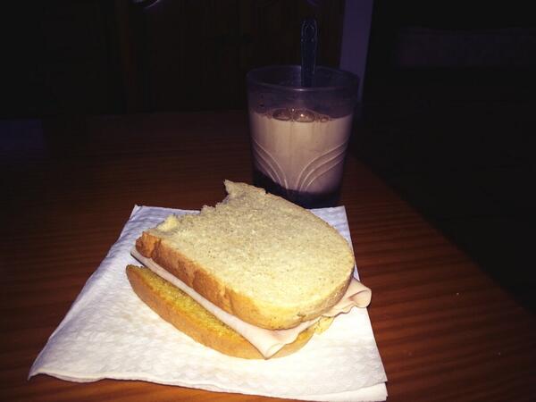 pamylg91's tweet photo. Desayunito rico que me prepara mi cari @casco_1992 http://t.co/UWVXM8Xr3j