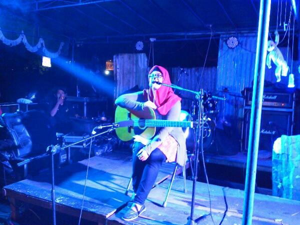 Psychart2013's tweet photo. Okay, bunda afra mengawali performance dari KRST, dengan musikalisasi puisi. Ayo segera merapaaat!! http://t.co/ZkVk8q1CFY