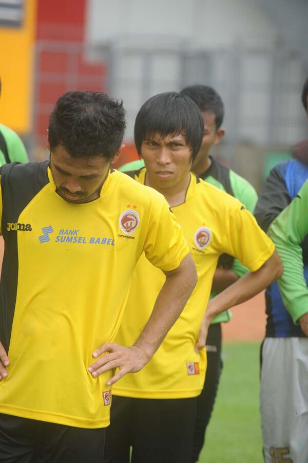 ahmadjufriyanto's tweet photo. Retorika mas broRT"@SriwijayaIsMe: Apa yg engkau pikirkan Kapten? #PrayForSFC http://t.co/IoPKRAArB5"