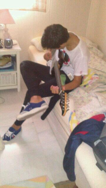 Paco_Rosales99's tweet photo. Buena mañana de guitarra y surf @albertofelipe99 http://t.co/Wzce5tFoYN
