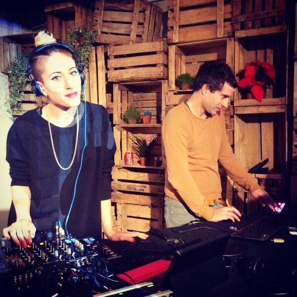 Nos hemos acercado a la inauguración del #EspacioMicrosoft amenizada por el moderneo de <a href="/IPaganotto/">indira paganotto</a> DJ