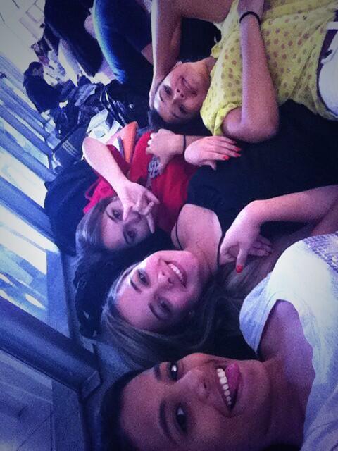 bruna_liberal's tweet photo. Não sei o que seria de mim sem esses demônios nas minhas manhãs 💞💞💞💞 @julianyleite @amandaSGF @giovannamspena http://t.co/Oz9EvOwRbK
