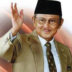 windoasmond's tweet photo. B.J.Habibie ‏@BJHabibieID Bermimimpilah setinggi langit, Karena kalau kamu terjatuh, akan terjatuh diantara bintang2 http://t.co/g9x5WZoWsY