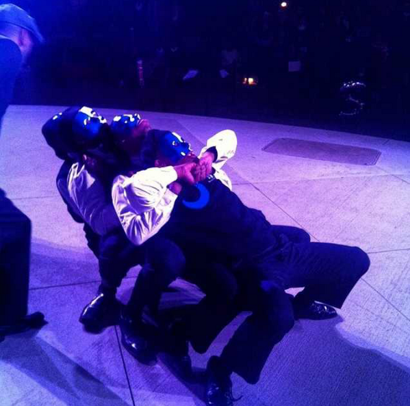ArrogantABT's tweet photo. Yes lol the Neos turnt up in the freezing cold last night! #HoldIt http://t.co/KGqowyAoe4