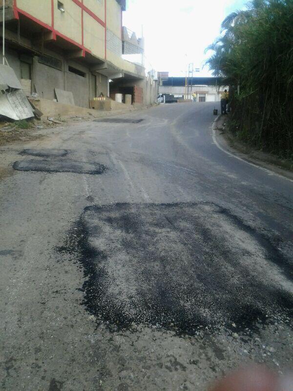Bacheo en la calle El Pozo Caiza <a href="/CarlosOcariz/">Carlos Ocariz</a>