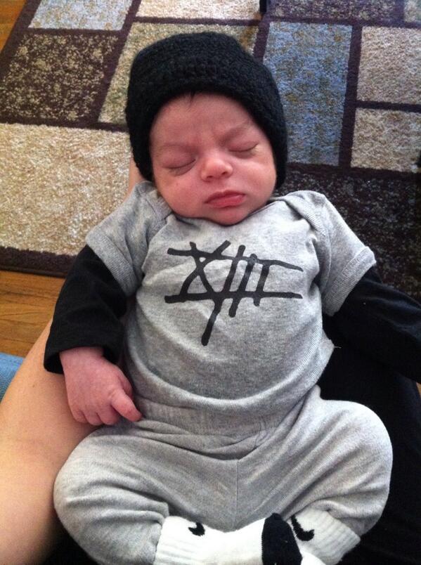 VelTheWonder's tweet image. “@michla89: @VelTheWonder your nephew tho lol #store13 #trillest #jrock http://t.co/gKfTl4pBXl” ill like his fam